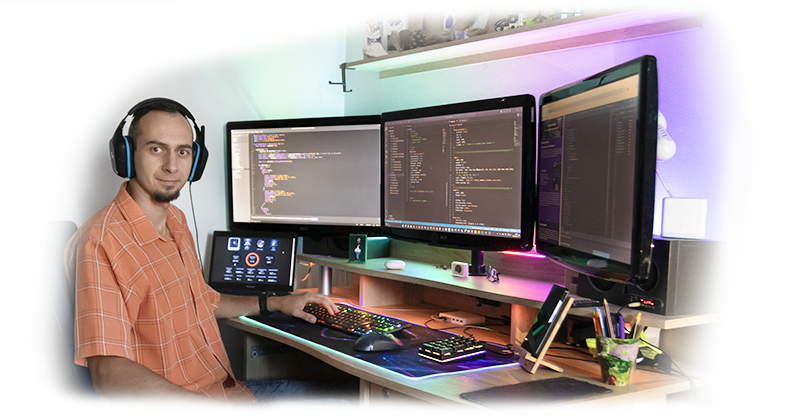 Prezentační fotka Antonína Hlouška u počítače.